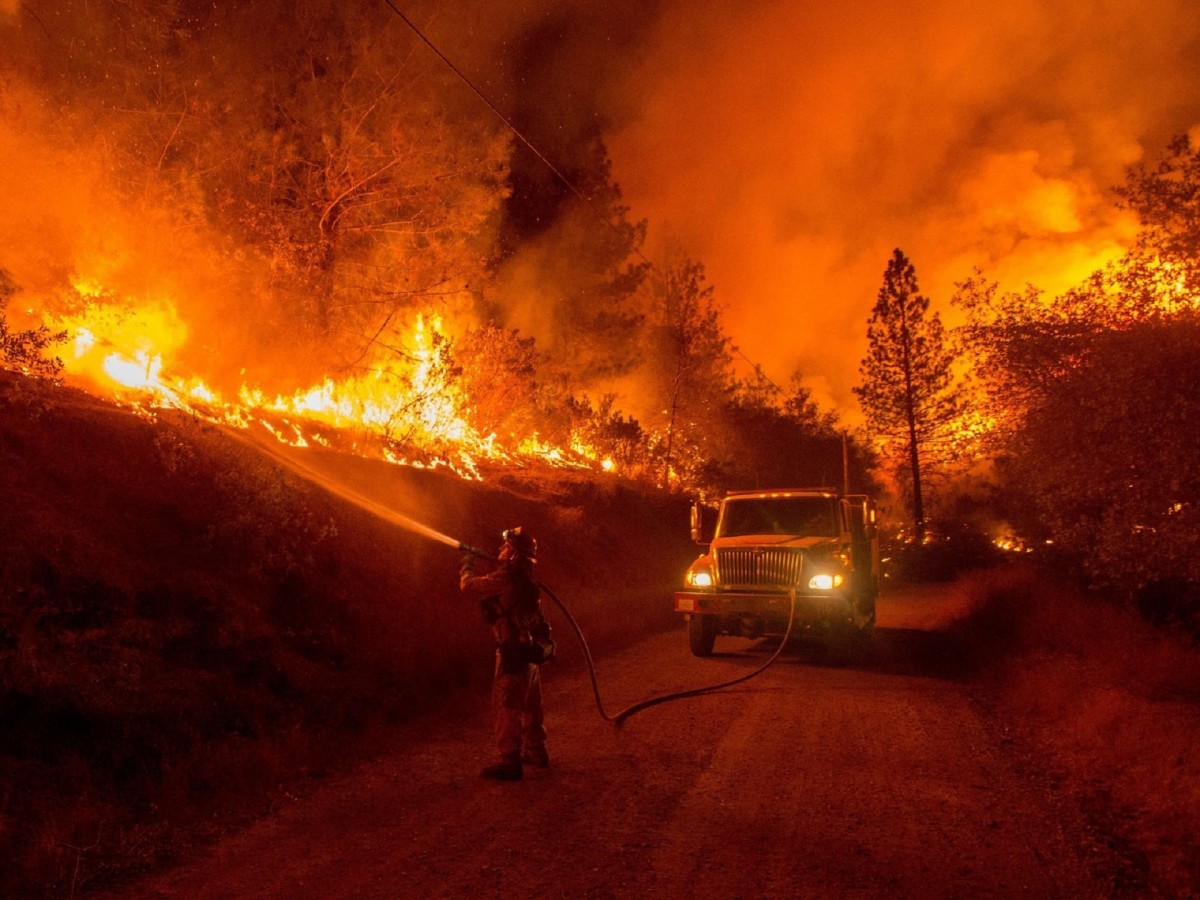 Vehículo y personal de emergencias trabajando en un incendio forestal