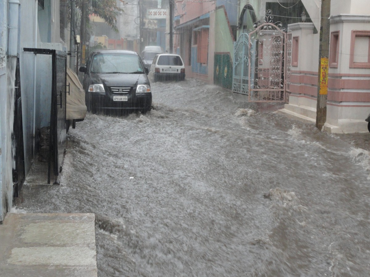 Calle inundada como ejemplo de riesgo y planificación municipal ante inundaciones